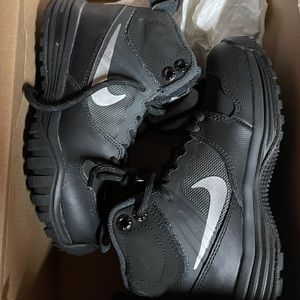Brand new in box kids Nike Dual Fusion Hills Mid boot. Water resistant.